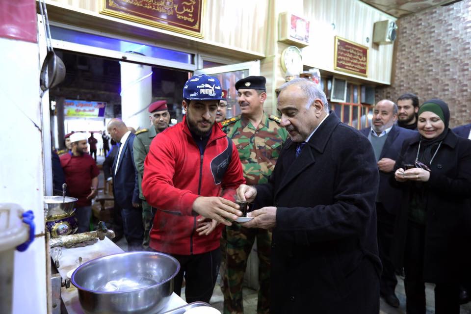 بالصور : عبد المهدي يتجول في شارع الرشيد