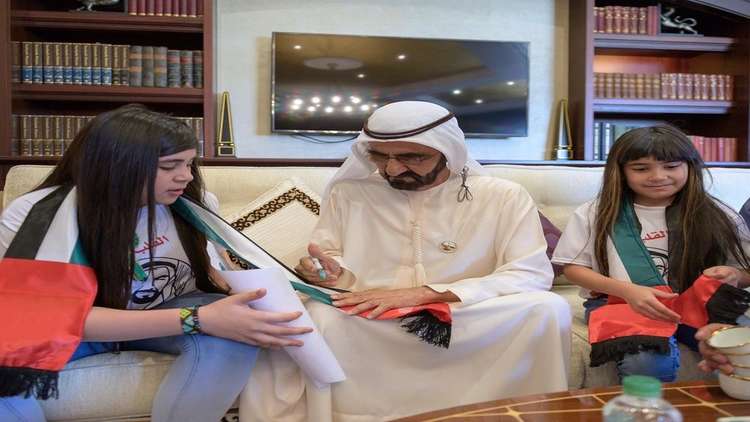 حاكم دبي يفاجئ طفلة عراقية قبلت علم الإمارات في الملعب