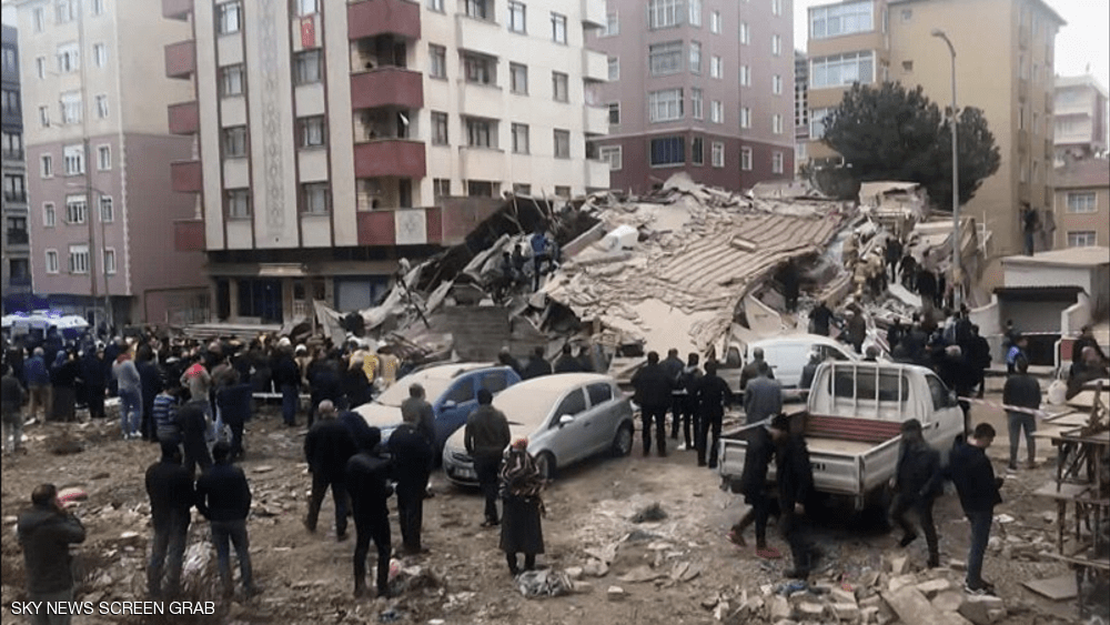 انهيار مبنى كبير وسقوط ضحايا في اسطنبول