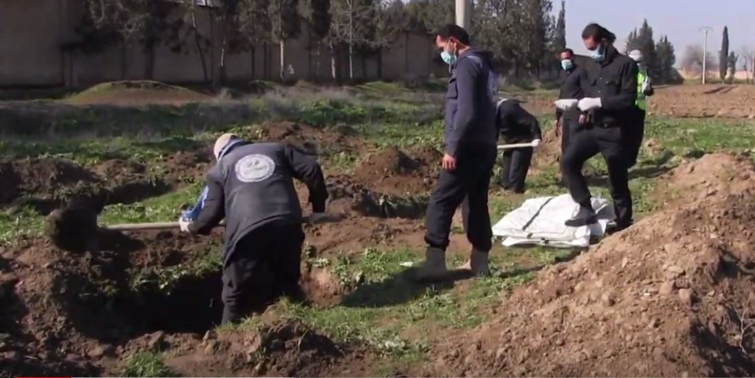 العثور على أكبر مقبرة جماعية لضحايا قتلهم “داعش” قرب الرقة السورية