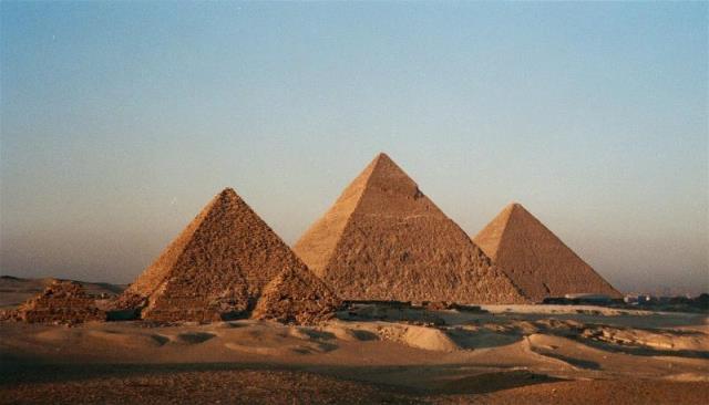 تعليق رسمي مصري على أنباء سحب الجنسية ممن لم يزوروا الاهرامات