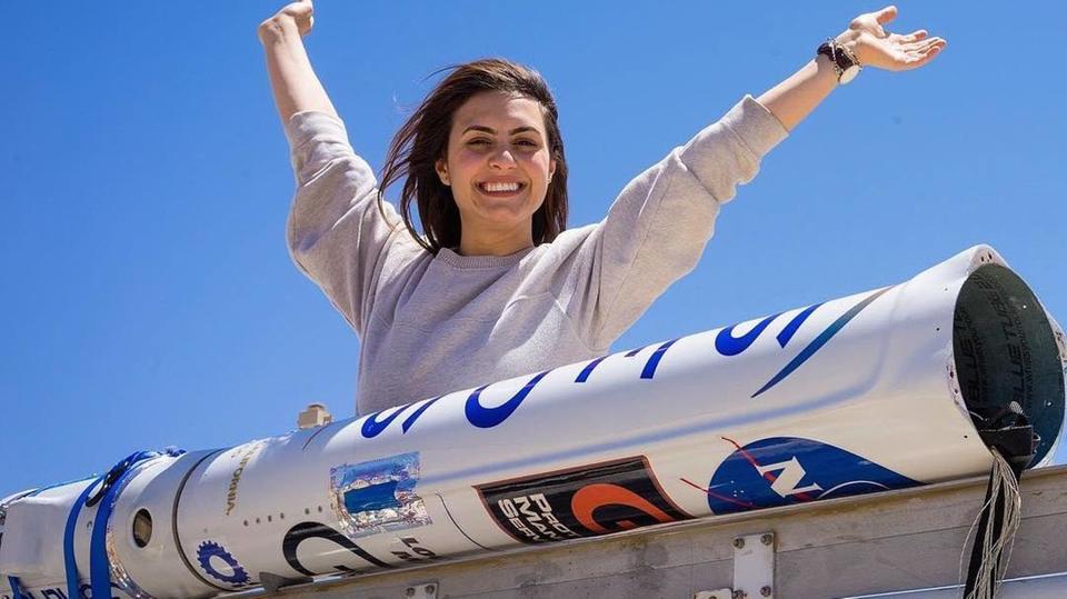شابة عراقية تخترق المألوف بصاروخها الفضائي