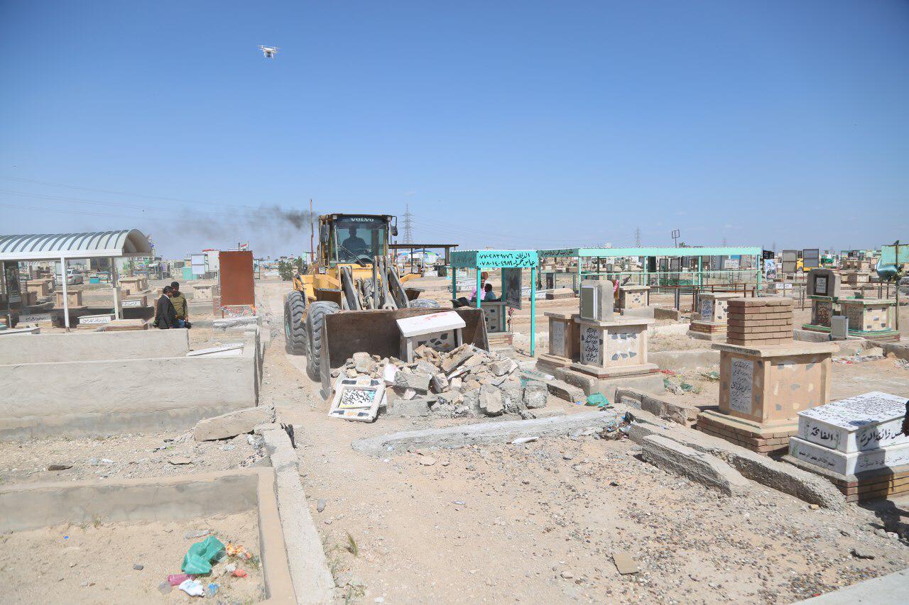 بالصور : رفع اكثر من 200 مقبرة وهمية في وادي السلام بالنجف