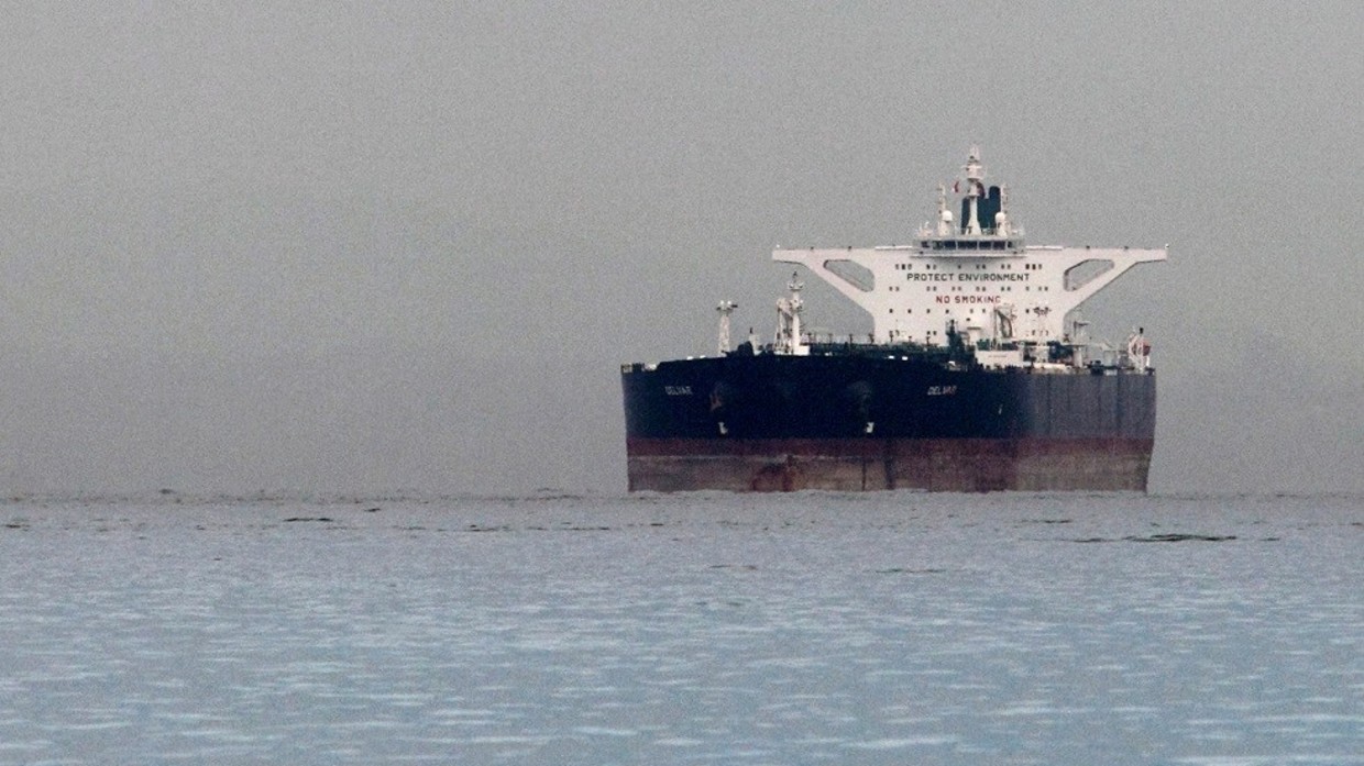 واشنطن تستعد لإيقاف الاستثناءات من عقوباتها على النفط الإيراني