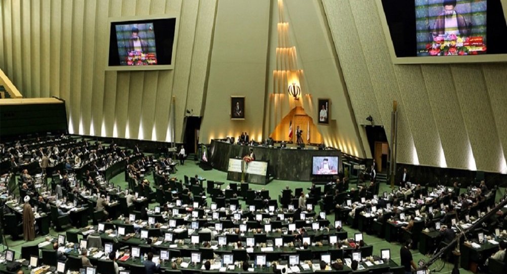 البرلمان الإيراني يقر مشروع قانون ينص على التعامل مع القوات الأمريكية في المنطقة على أنها إرهابية