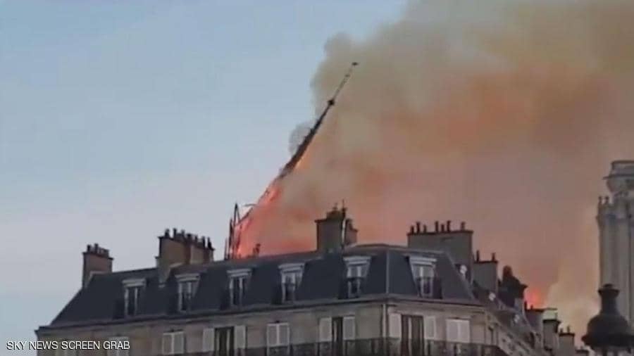 بالصور : لحظة انهيار برج وسقف كاتدرائية نوتردام بالكامل في باريس