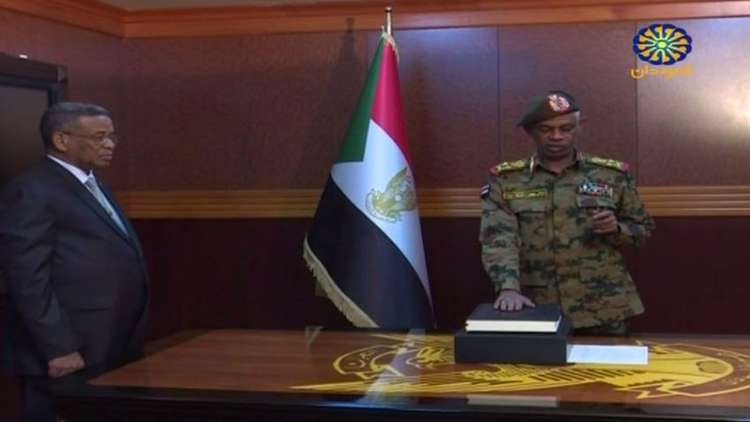 بعد عزل البشير .. ” بن عوف ” يؤدي اليمين رئيسا للمجلس العسكري الانتقالي السوداني