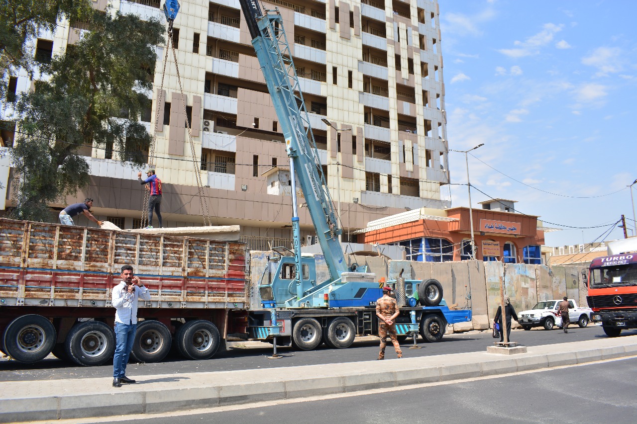 رفع الحواجز الكونكريتية المحيطة بمبنى محافظة بغداد