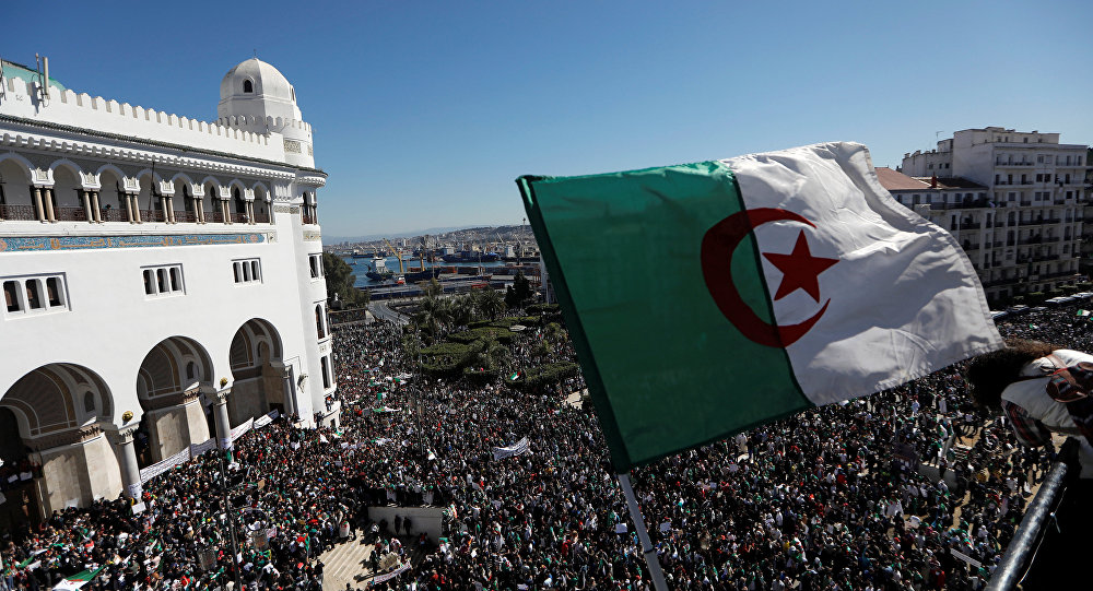 صحيفة: الجزائر أول بلد عربي يطيح بالرئيس سلميا