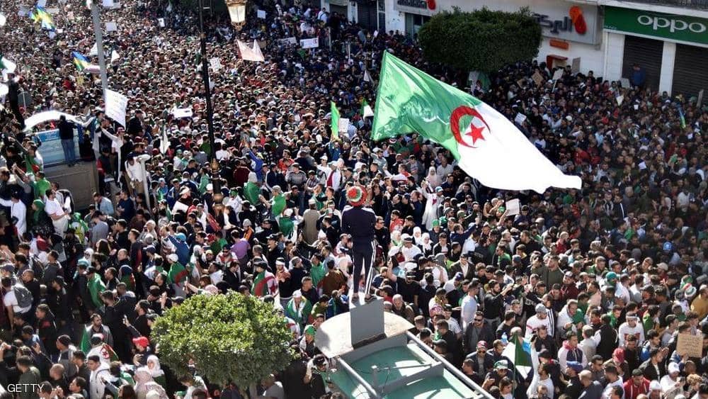 جمعة الجزائر السابعة تتجاوز بوتفليقة إلى “رموز النظام”
