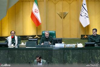 بالصور : البرلمان الإيراني يرتدي البدلة العسكرية للحرس الثوري ردا على واشنطن