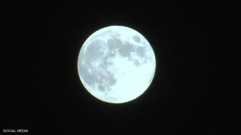 “القمر الأزرق”.. الأرض تشهد ظاهرة فلكية استثنائية