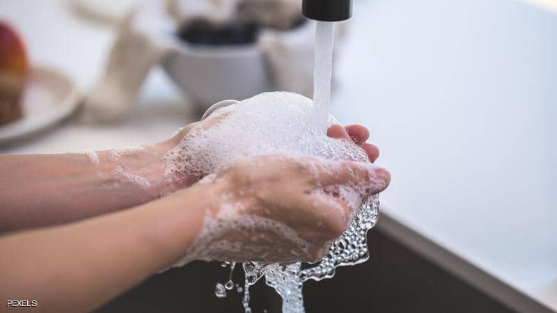 10 أشياء “قذرة” يجب غسل اليدين “فورا” بعد لمسها