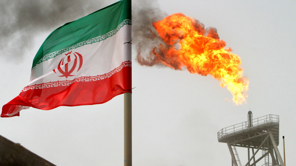 النيران تلتهم مبنى وزارة النفط الإيرانية وفرق الإطفاء تتدخل