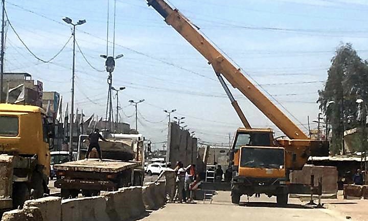 رفع الكتل الكونكريتية من محيط جامع الشروفي شرق بغداد