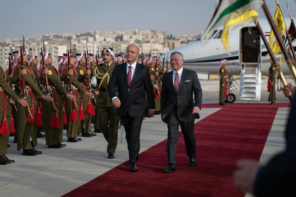رئيس الجمهورية يصل عمان