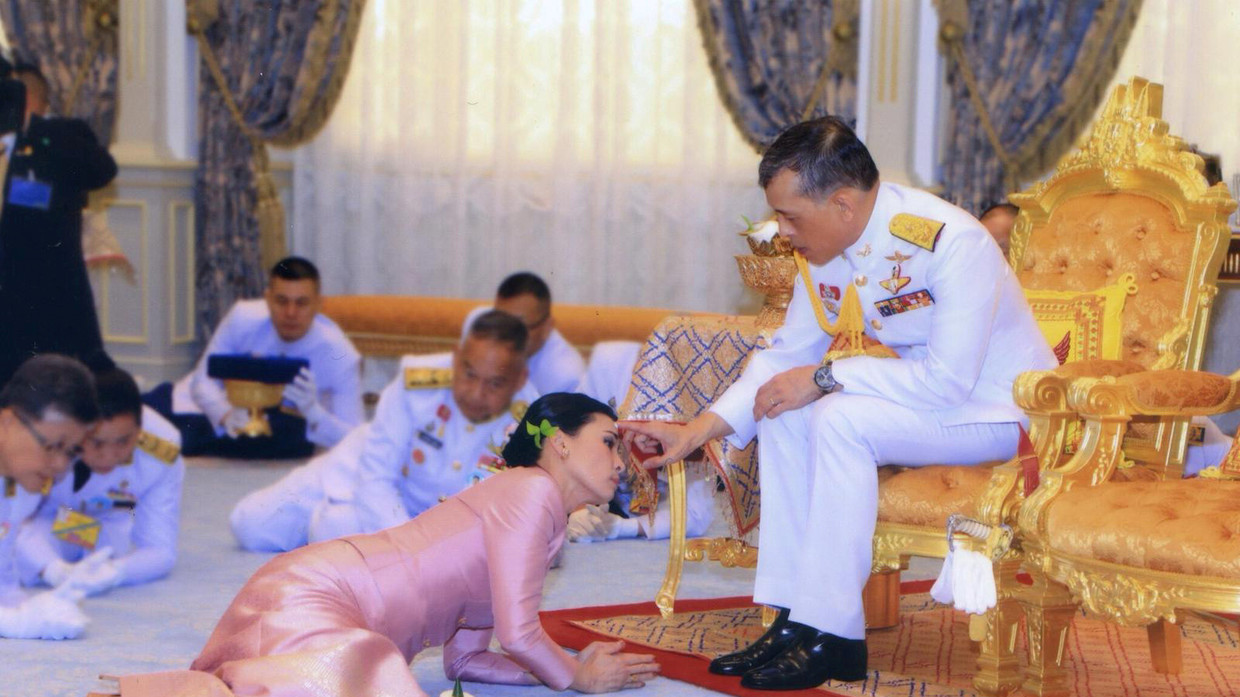 من مضيفة طيران إلى التربع على العرش.. من هي ملكة تايلاند الجديدة؟