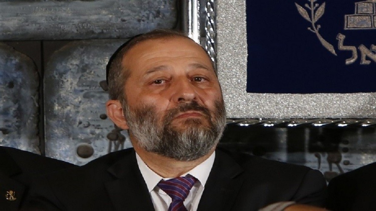 بالصورة : وزير داخلية الاحتلال الإسرائيلي يختبئ في ” ملجأ “