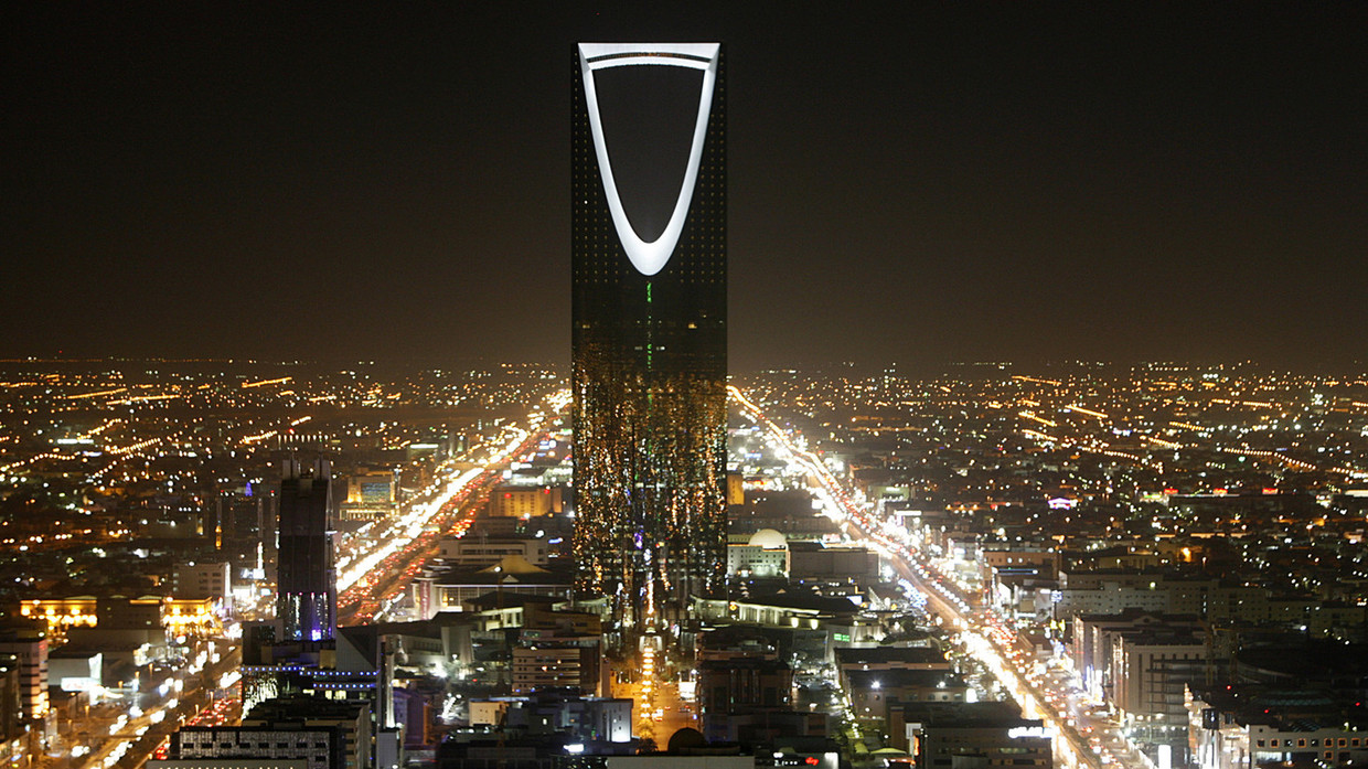 السعودية تطلق التأشيرة الإلكترونية عبر الهواتف النقالة
