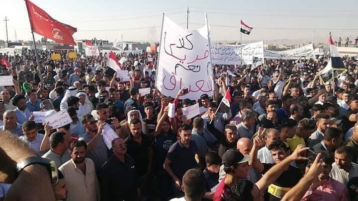 بالصور : أهالي ” سهل نينوى ” يتظاهرون للمطالبة ببقاء الحشد الشعبي في مناطقهم