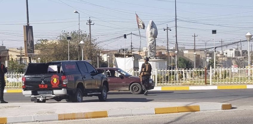 بالصور : قوات مكافحة الشغب تطوق تمثالا لعبد الوهاب الساعدي