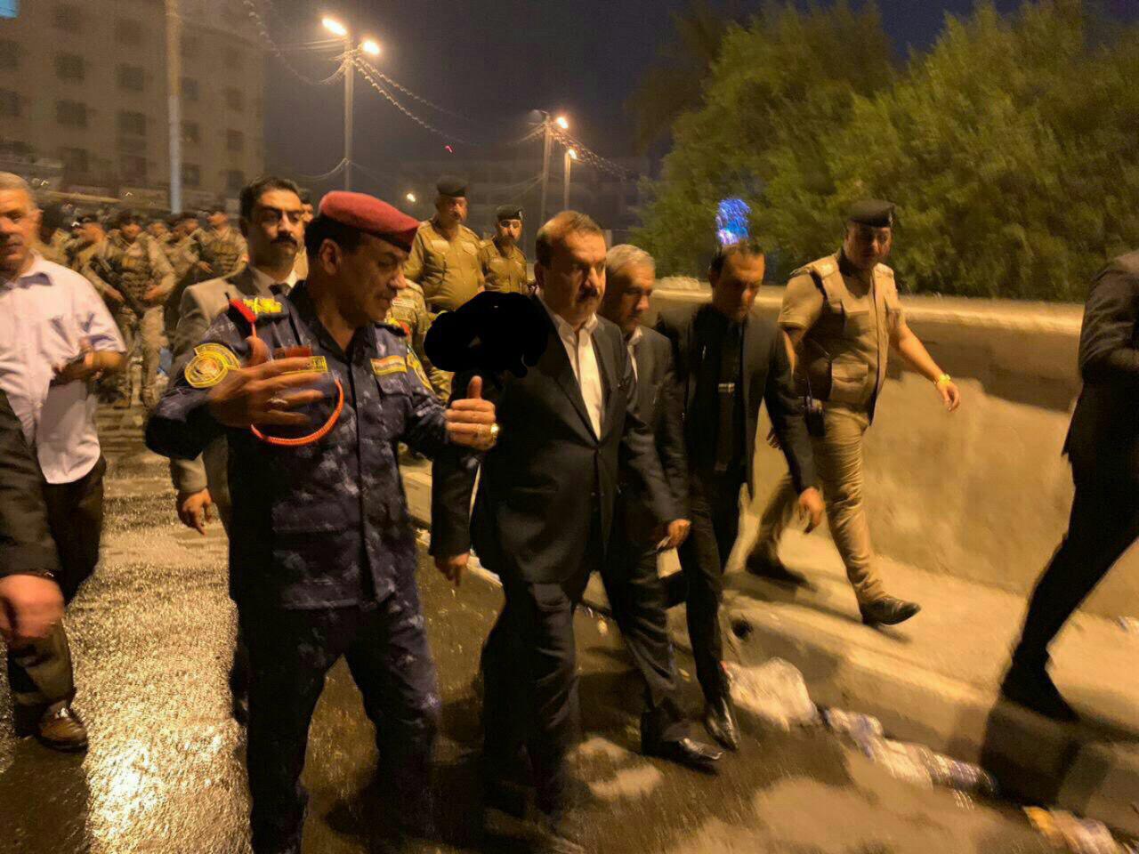وزير الداخلية يصل الى ساحة التحرير