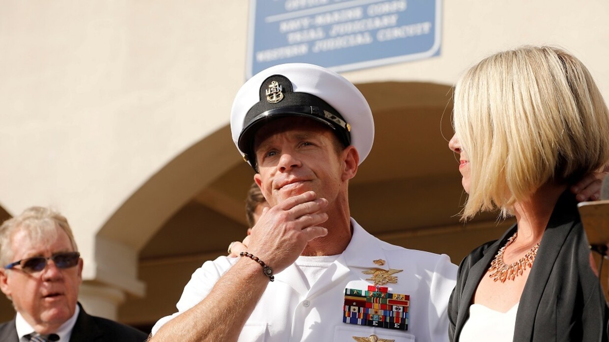 البحرية الأمريكية بصدد عزل أحد قادتها نشر صورا “تذكارية” له مع جثة معتقل عراقي
