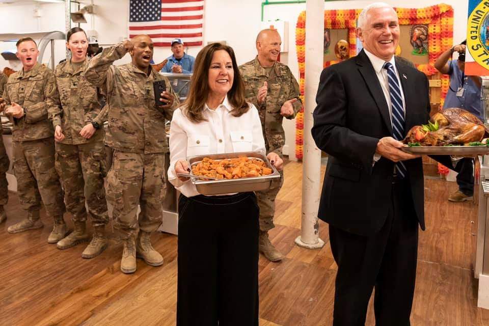 بالصورة : نائب الرئيس الأمريكي وزوجته يتناولون الغداء في قاعدة عين الأسد الجوية في الانبار مع القوات الاميركية بمناسبة عيد الشكر