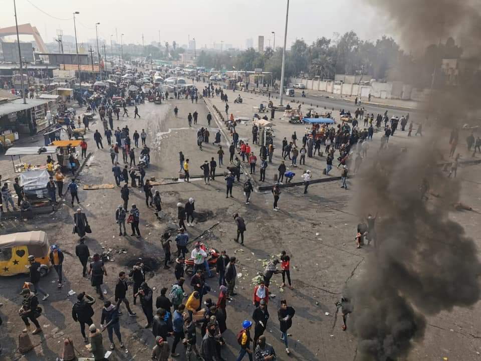 بالصورة.. متظاهرون يقطعون طريق كراج النهضة وسط بغداد