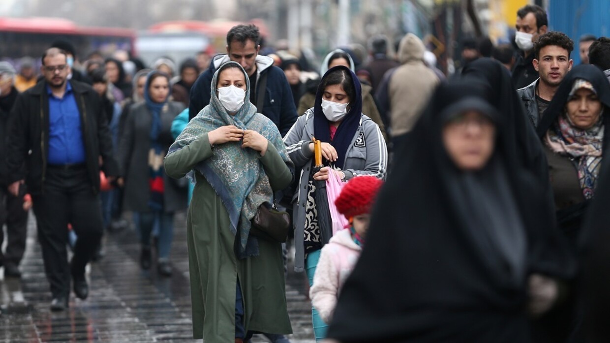 الصحة الإيرانية تدعو المواطنين إلى البقاء في منازلهم مع انتشار فيروس “كورونا”