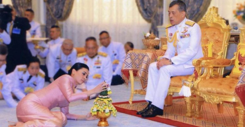 برفقة 20 فتاة.. ملك تايلند يعزل نفسه بفندق في جبال الألب حتى انتهاء أزمة “كورونا” !!