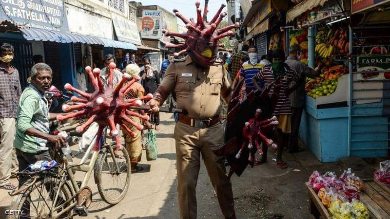 الشرطة الهندية تعاقب مخالفي الحظر بـ”إجراء غريب” !