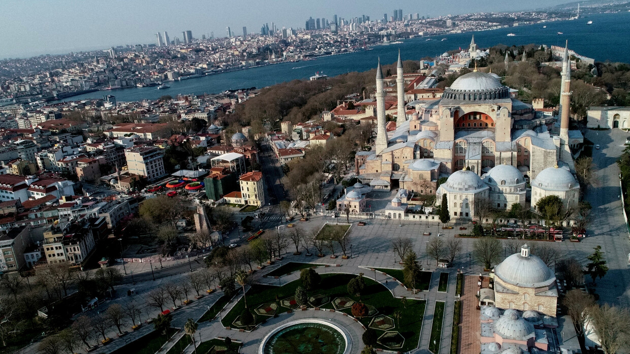 القضاء التركي يعيد اعتبار “آيا صوفيا” مسجدا للصلاة