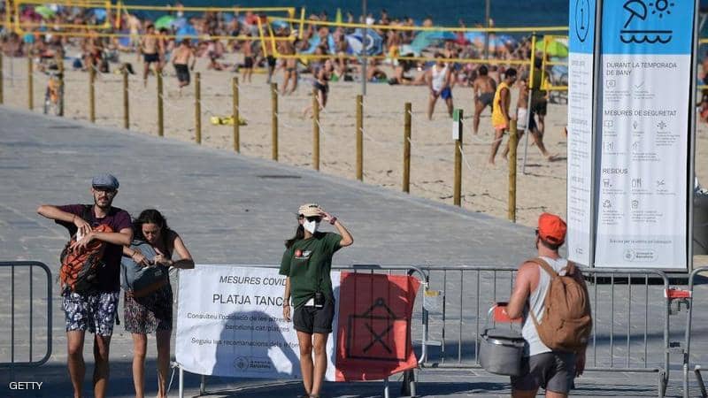 رغم ارتفاع إصابات كورونا.. شواطئ برشلونة “كاملة العدد”