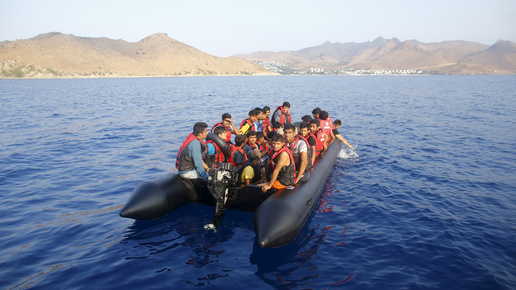 اختفاء قارب يقل عشرات السوريين بين لبنان وقبرص