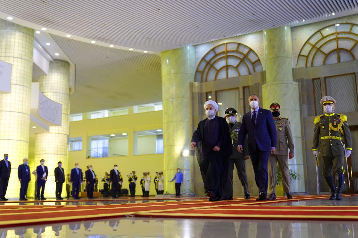 بدء مراسيم الاستقبال الرسمي للكاظمي ولقاء روحاني في طهران