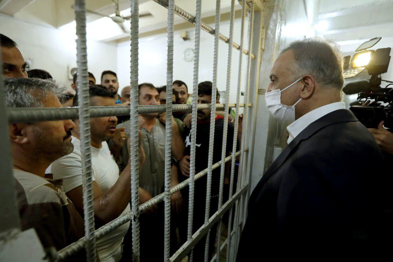 الكاظمي يجري زيارة لسجن المطار ويؤكد عدم وجود سجناء من المتظاهرين
