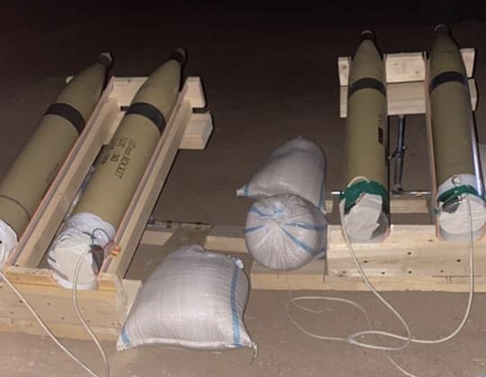بالصور : العثور على 7 صواريخ كاتيوشا بمنطقة الدورة كانت موجهة لاستهداف المنطقة الخضراء