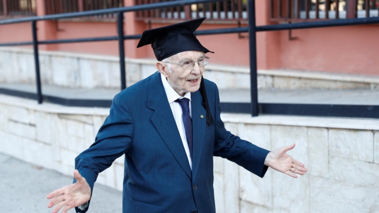 بعمر 96 عاما.. تخرج الطالب الأكبر سنا في إيطاليا