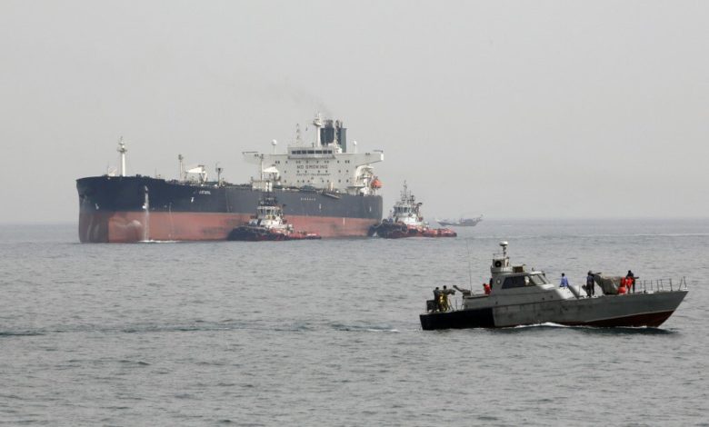 القيادة الأمريكية : قوات إيرانية مدعومة بسفينتين ومروحية استولت على سفينة في المياه الدولية