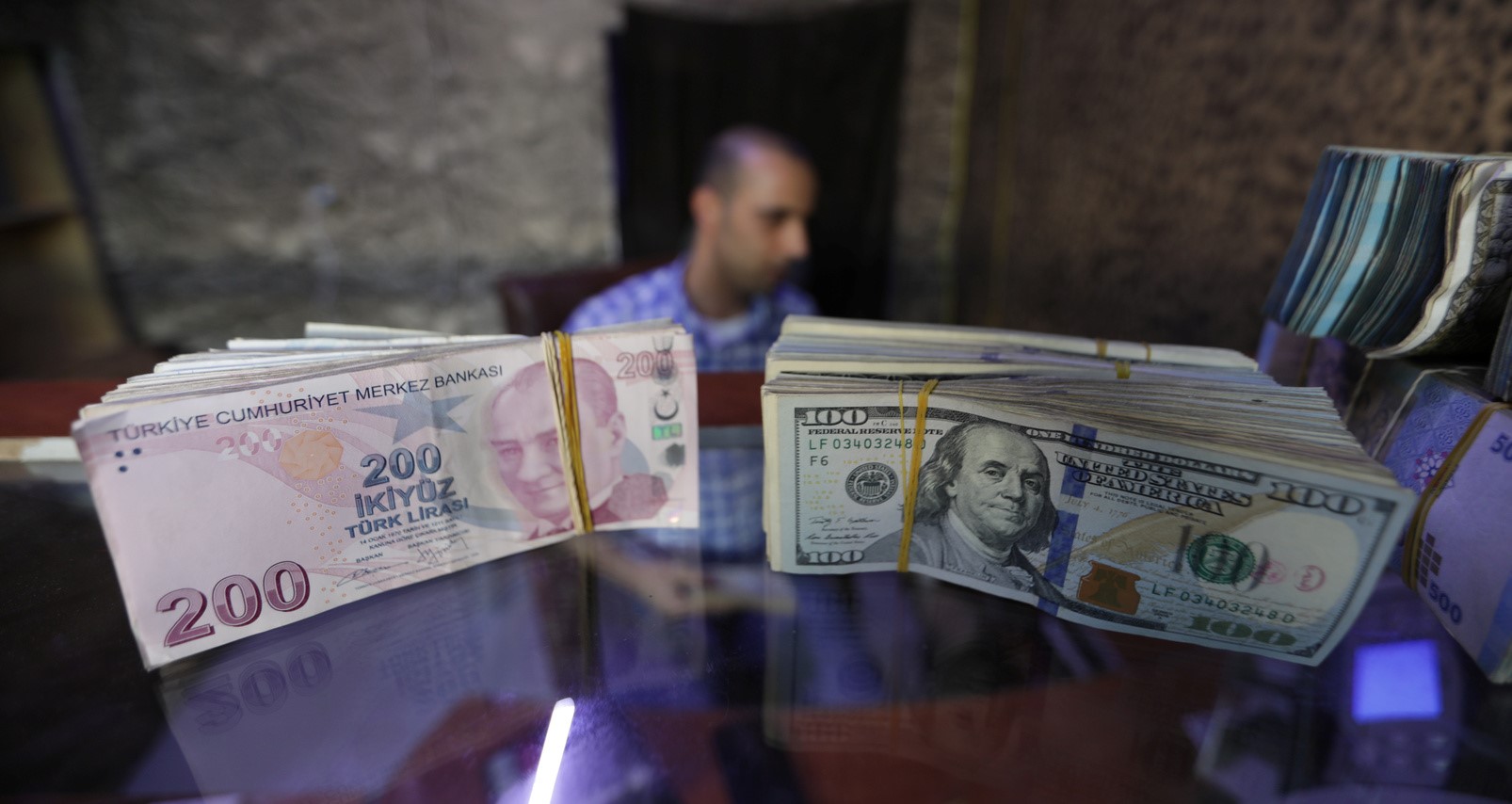 الليرة تُقصي رئيس البنك المركزي التركي من منصبه