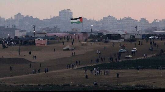 إسرائيل تغلق أحد معابر غزة ردا على إطلاق بالونات حارقة