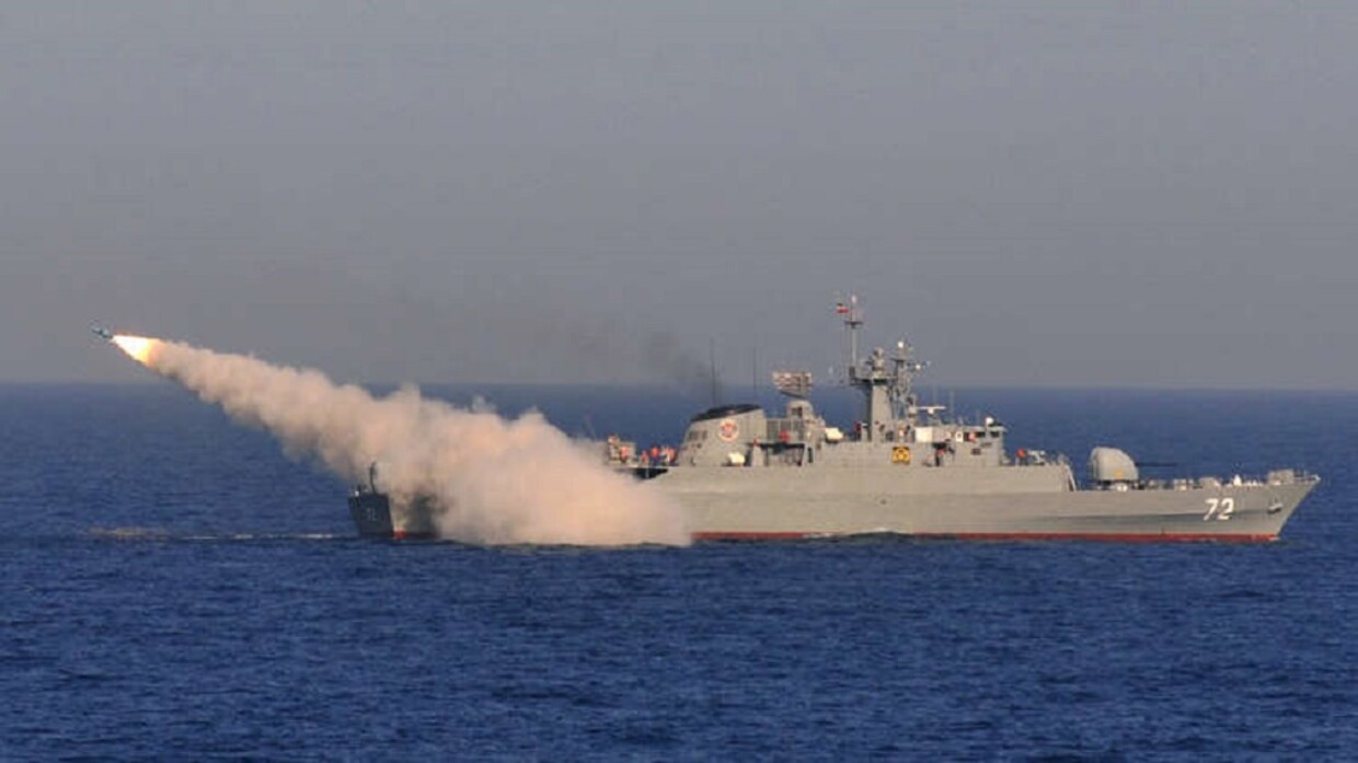 إيران تطلق مناورات بحرية عسكرية قرب مياه الخليج