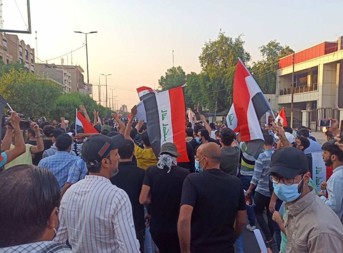 تظاهرات حاشدة امام السفارة الفرنسية تنديدآ بالاساءة للرسول الكريم محمد ص