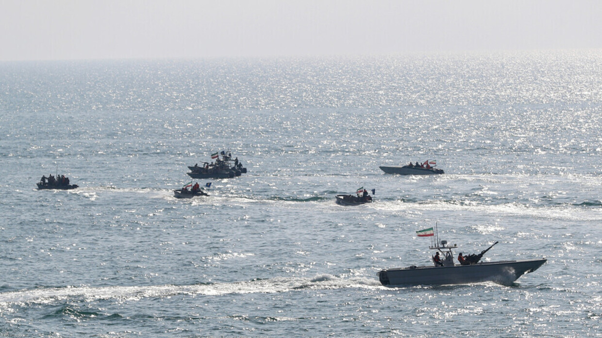 غرق سفينة إيرانية على متنها 7 أشخاص في مضيق هرمز