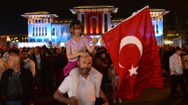 فوز أردوغان يبقي الانقسام السياسي