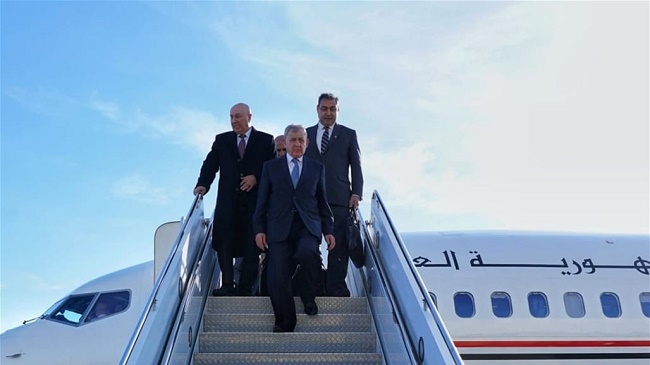 رئيس الجمهورية يسقط خلال النزول من طائرة في مطار بغداد