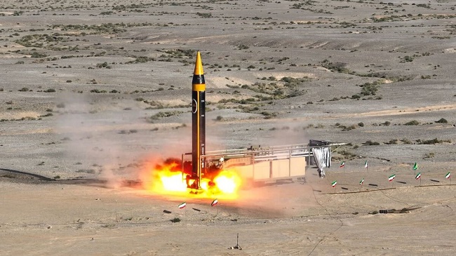 إيران تكشف عن صاروخ مداه 2000 كيلومتر
