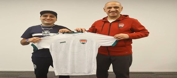 رئيس اتحاد الكرة يهدي قميص المنتخب العراقي إلى مشجع أرجنتيني