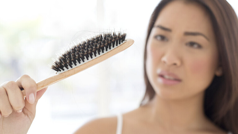 طبيب يكشف عدد مرات غسل الشعر في الأسبوع لمنع تساقطه